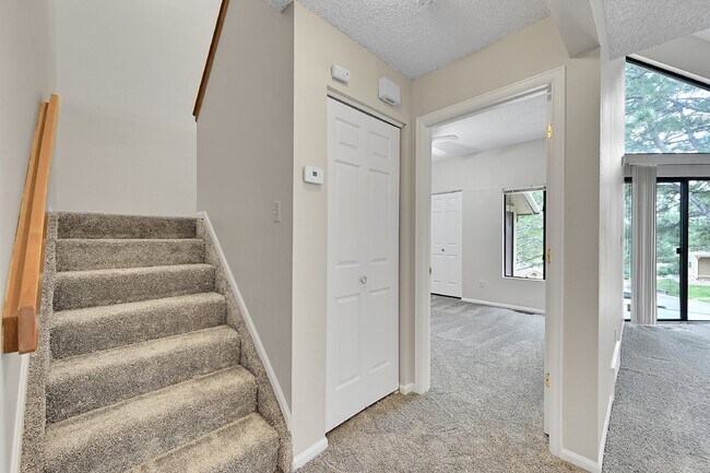 Building Photo - $1,850.00, 2 bed, 2 bath, located in Color...