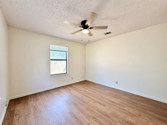 Building Photo - 104 Verna Spur