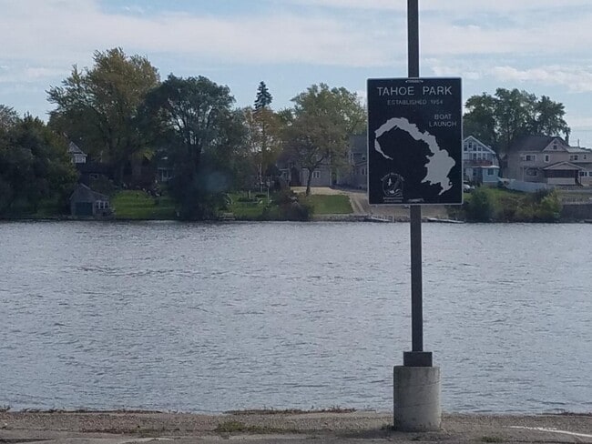 Building Photo - 522 W Maple Ave