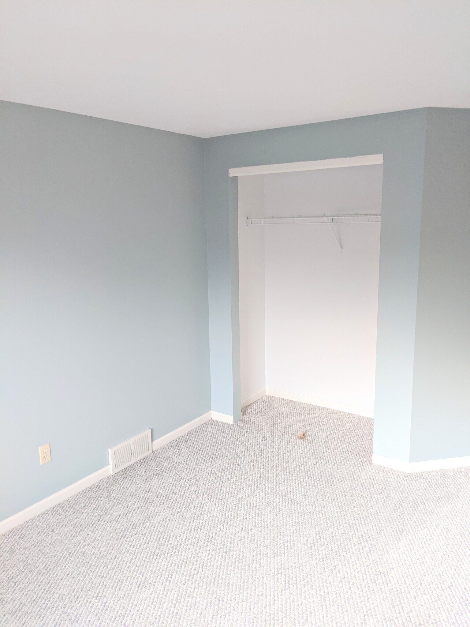 Secondary room with reach-in closet - 625 Zachary Way