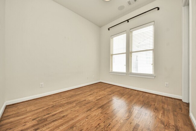 Building Photo - 210 E 28th St