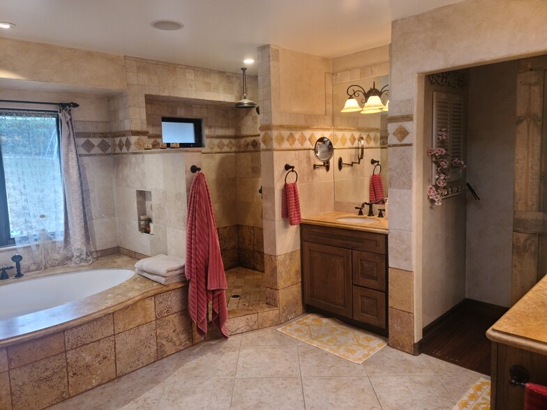 Master Bathroom - 1116 Via Nogales