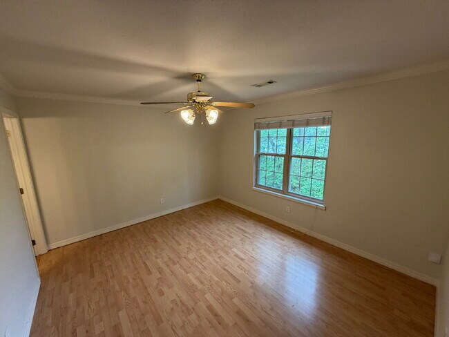 Building Photo - Beautiful Townhome in a Prime Fayetteville Location