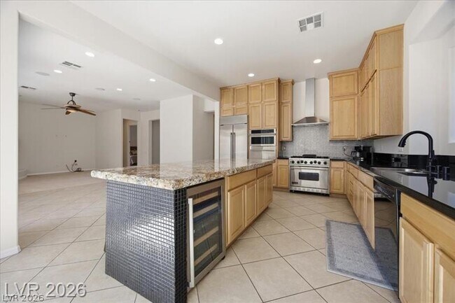 Building Photo - 2765 Struan Ave