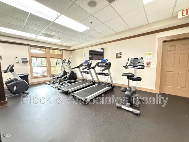 Building Photo - 8527 Quarton Dr