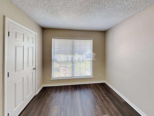 Building Photo - 6253 Ironside Dr N