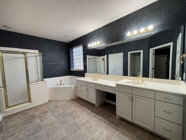 Building Photo - Beautiful 4BR 3.5BA Home w/ 3 Car Garage • Patio & Yard • 3 living areas in Grapevine