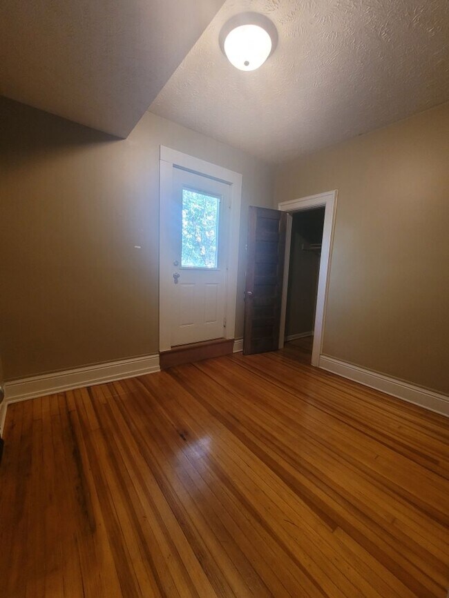 Building Photo - Beautiful 2 Bedroom Townhouse!