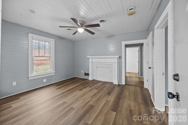 Building Photo - 713 2nd St Pl SW