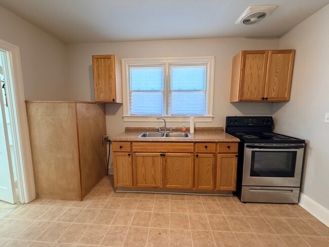 Building Photo - 104 Sycamore St