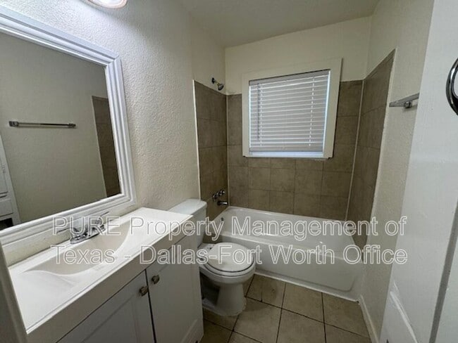 Building Photo - 1811 Reever St