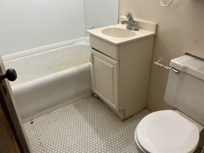 Building Photo - 3 bedroom single family home with off stre...