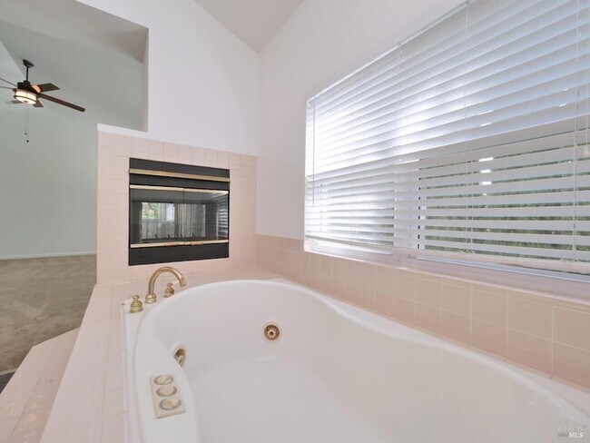 Building Photo - 3500 Crownridge Dr