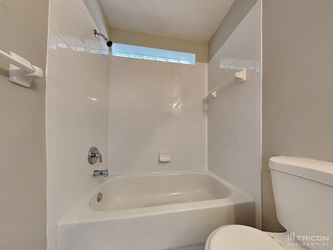 Building Photo - 24633 Laurel Ridge Dr