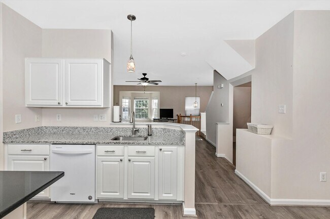 Building Photo - Twin Arch