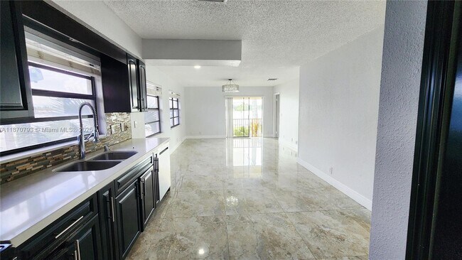 Building Photo - 513 S Ocean Dr