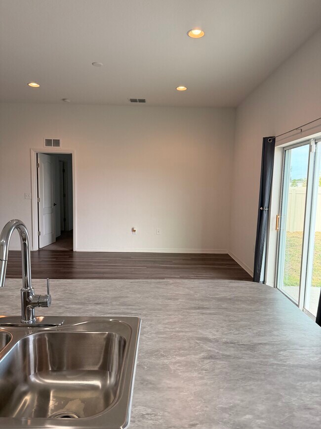 Building Photo - 281 Arbuthnot St