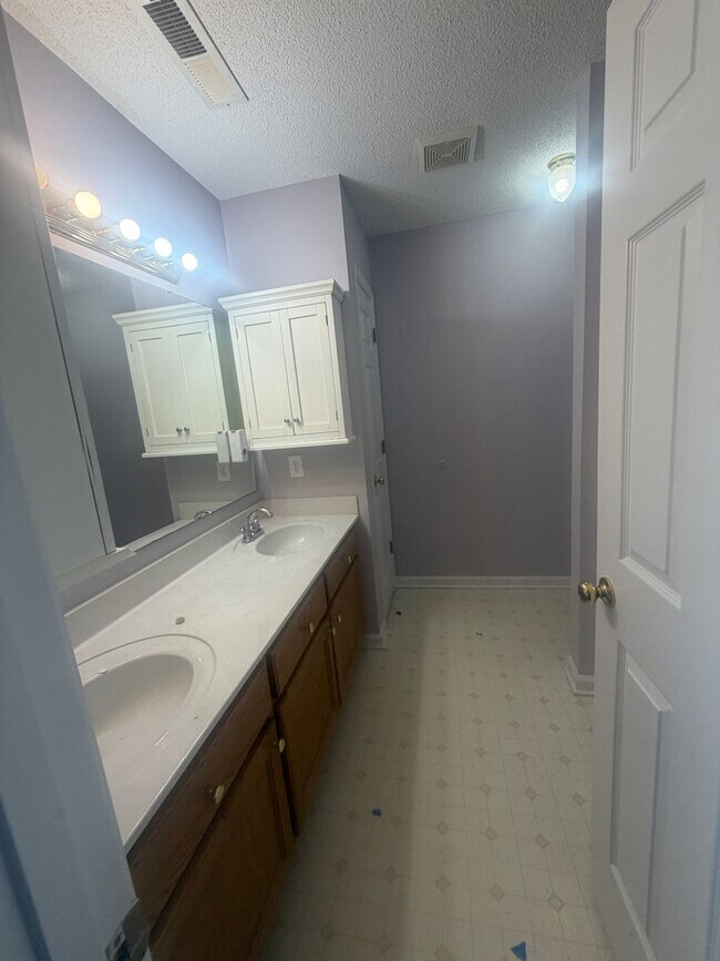 Building Photo - 3560 Oleander Dr