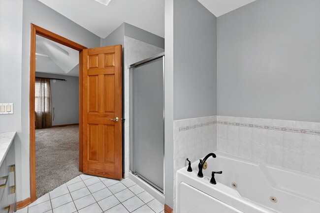 Building Photo - 1163 Shoreline Dr
