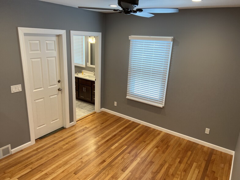 Living room - 1124 Emerald St