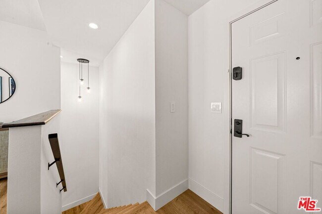 Building Photo - 6020 S Seabluff Dr