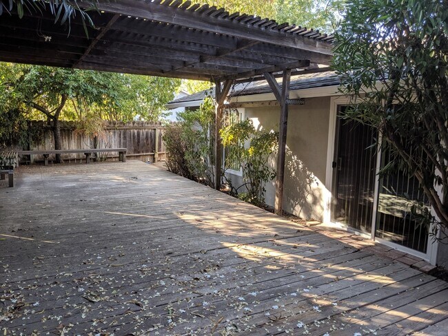 Building Photo - Remodeled 4 Bed 2 Bath Beauty in Vintage H...