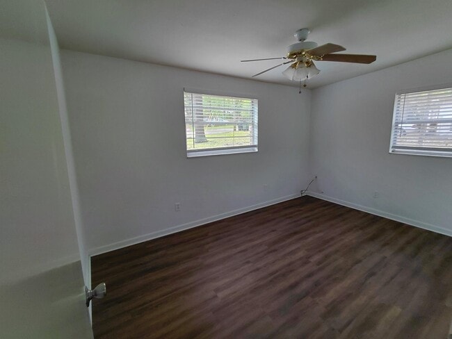 Building Photo - 2412 Almond Dr