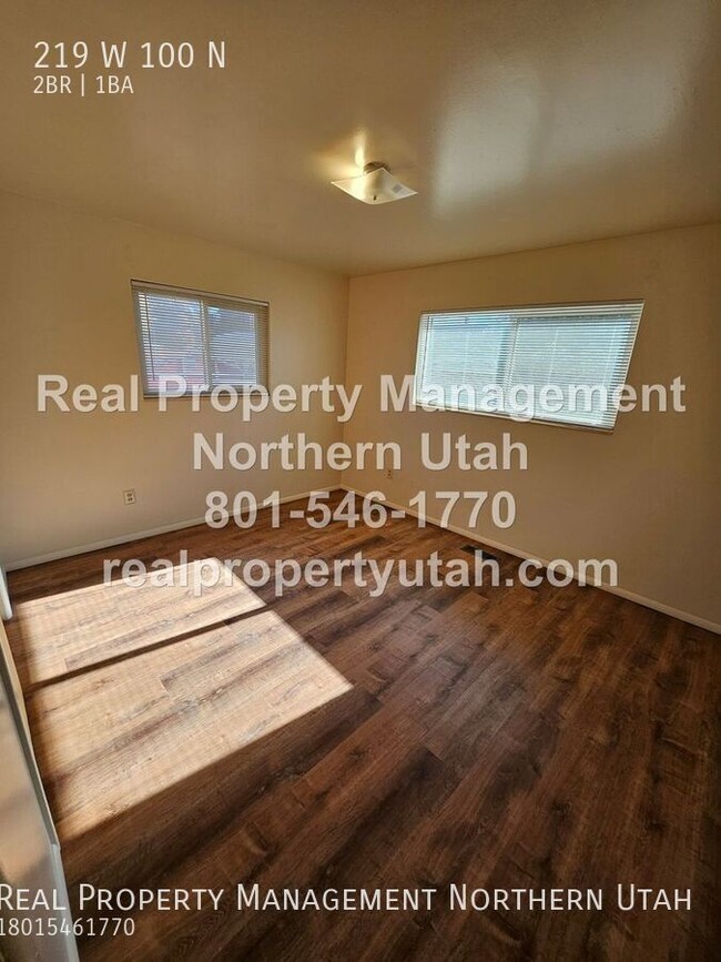 Building Photo - 2 Bedroom 1 Bath Upstairs Apartment in Bri...