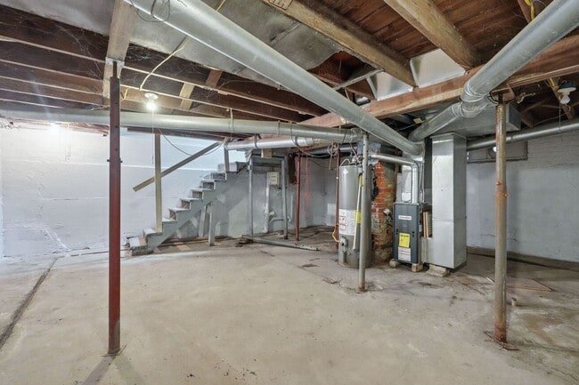 Building Photo - 3-Bedroom w/ New Kitchen Appliances