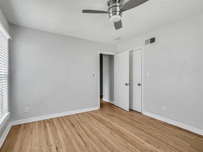 Building Photo - 1222 Westlawn Dr