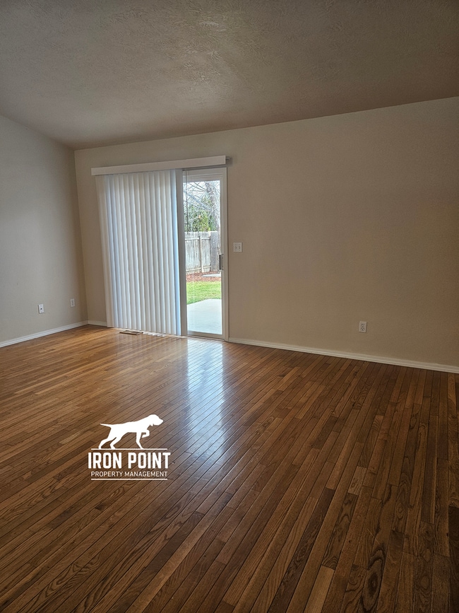 Building Photo - Candlestick Park Sub-3bed/2bath w/2 car ga...