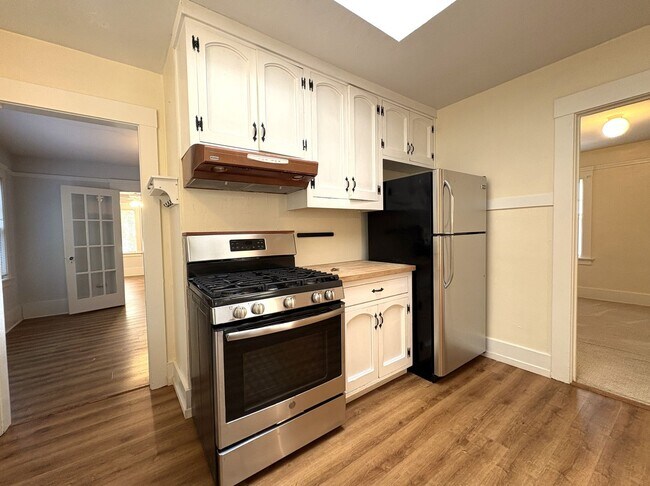 Building Photo - Charming 2-Bedroom Home with Spacious Back...