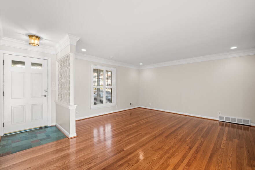 Building Photo - 318 Castleview Dr