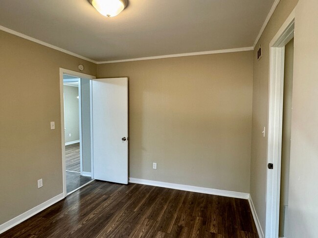 Building Photo - 3 Bedroom in Forest Hills !