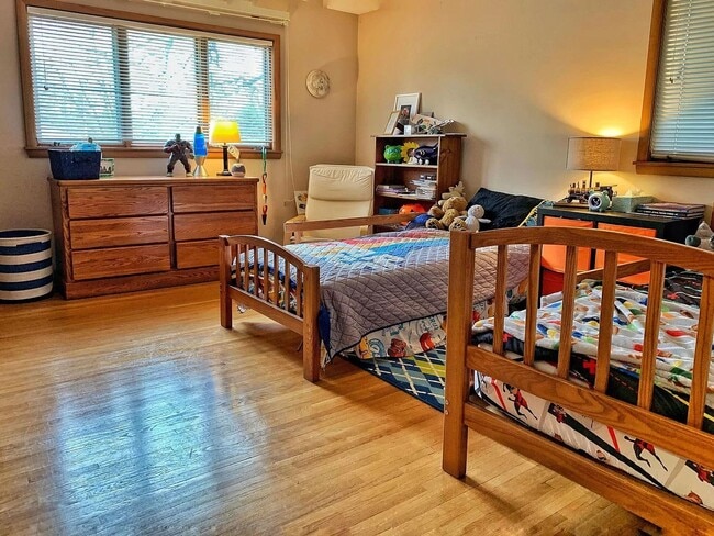 Building Photo - 6233 Parnell Ave