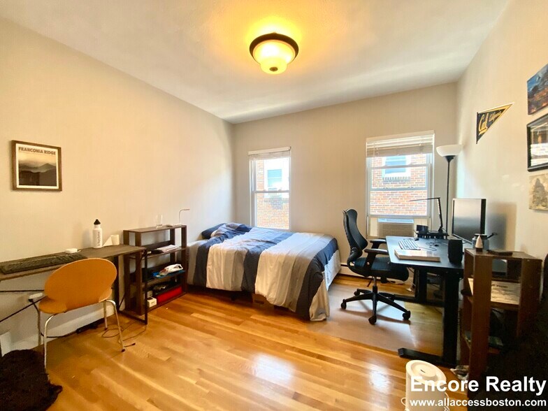 Building Photo - 1433 Cambridge St