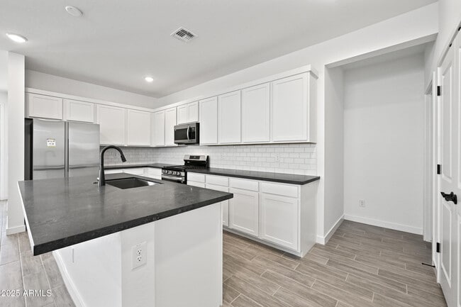 Building Photo - 17017 W Molly Ln