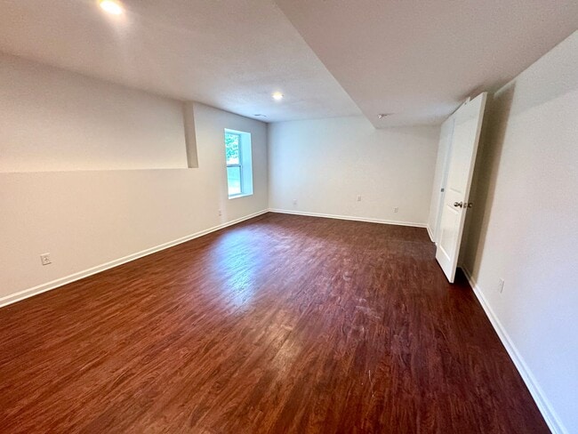Building Photo - 930 NW Scenic Dr