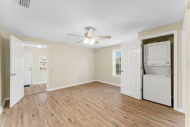 Building Photo - 1020 E 14th St