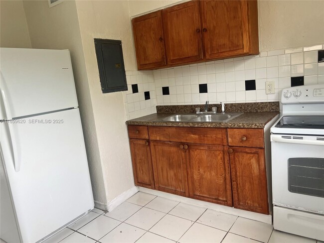 Building Photo - 3314 NW 8th Ave