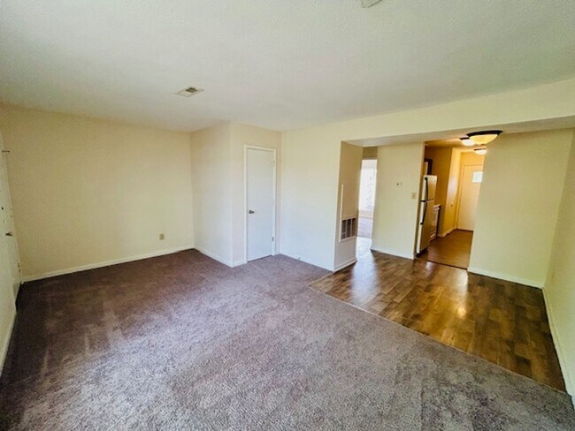 Building Photo - Cute and Cozy-ONE BEDROOM/ONE BATH - SOUTH HUNTSVILLE LOCATION -With a $300 Off the first month's...