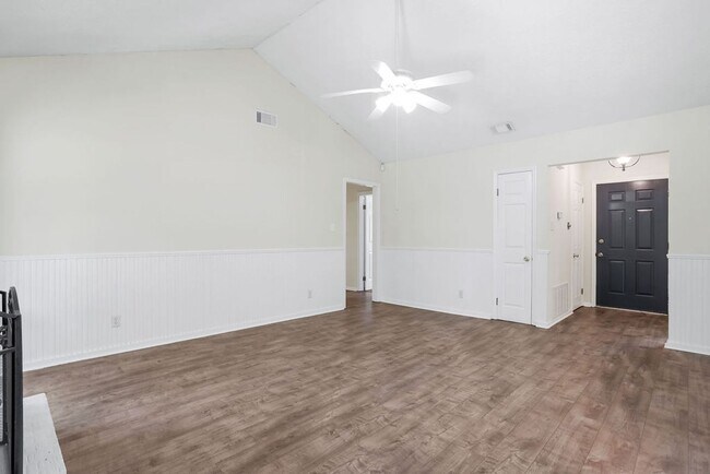 Building Photo - Adorable 3/2 on large corner lot