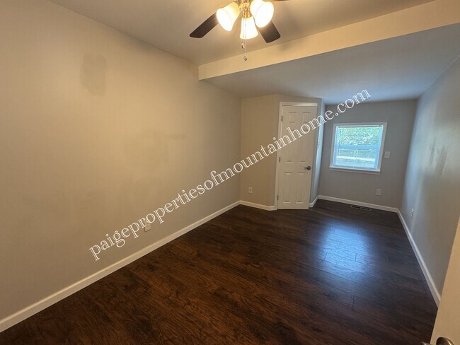 Building Photo - Charming 3 bed, 2 bath off Hwy 5 South