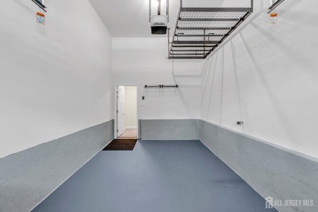 Building Photo - 10 McCormick Ave N