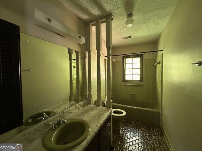 Building Photo - 33 Lynhaven Dr
