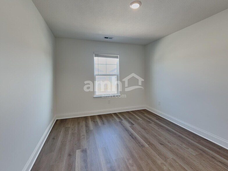 Building Photo - 9085 Henley Ave