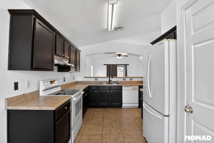 Building Photo - 5719 S 31st Dr