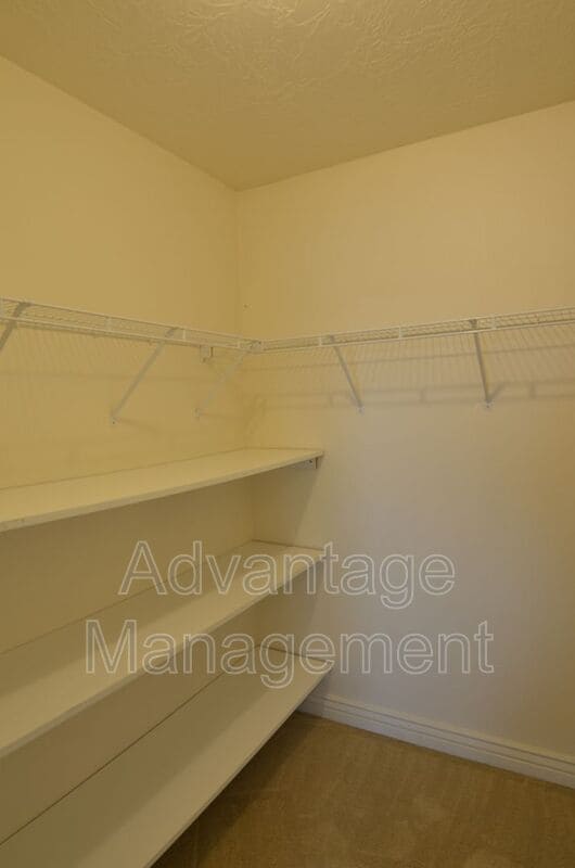 Building Photo - 4044 S Lake Vista Dr