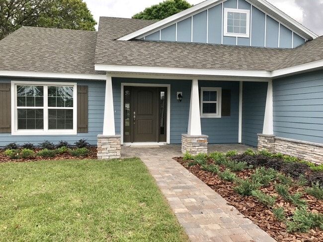 Building Photo - MOVE IN SPECIAL-Beautiful Energy Efficient 3/2 Home in St. Cloud