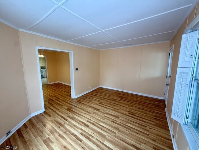 Building Photo - 23 E Hanover Ave
